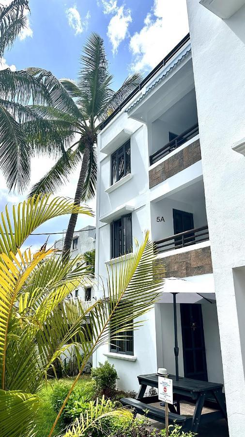 Les Cerisiers - Beach Apartment With Pool, Few Steps To The Beach Flic en Flac Экстерьер фото